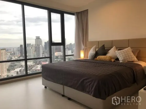 公寓 出租在Khlong Toei, Bangkok - 主卧落地窗，享受全景城市景观