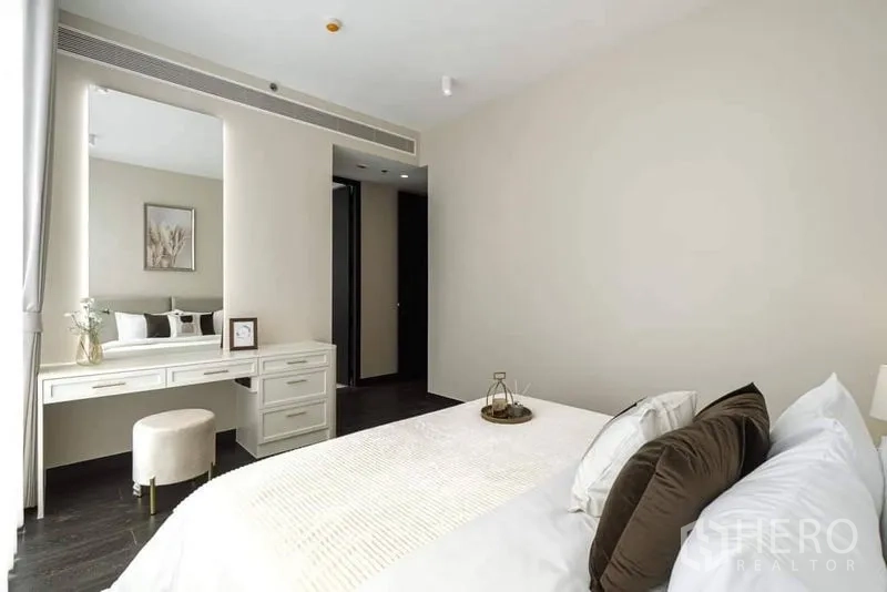 公寓 出租在Bang Rak, Bangkok - 宽敞卧室，带梳妆台与大镜面，连接浴室入口。