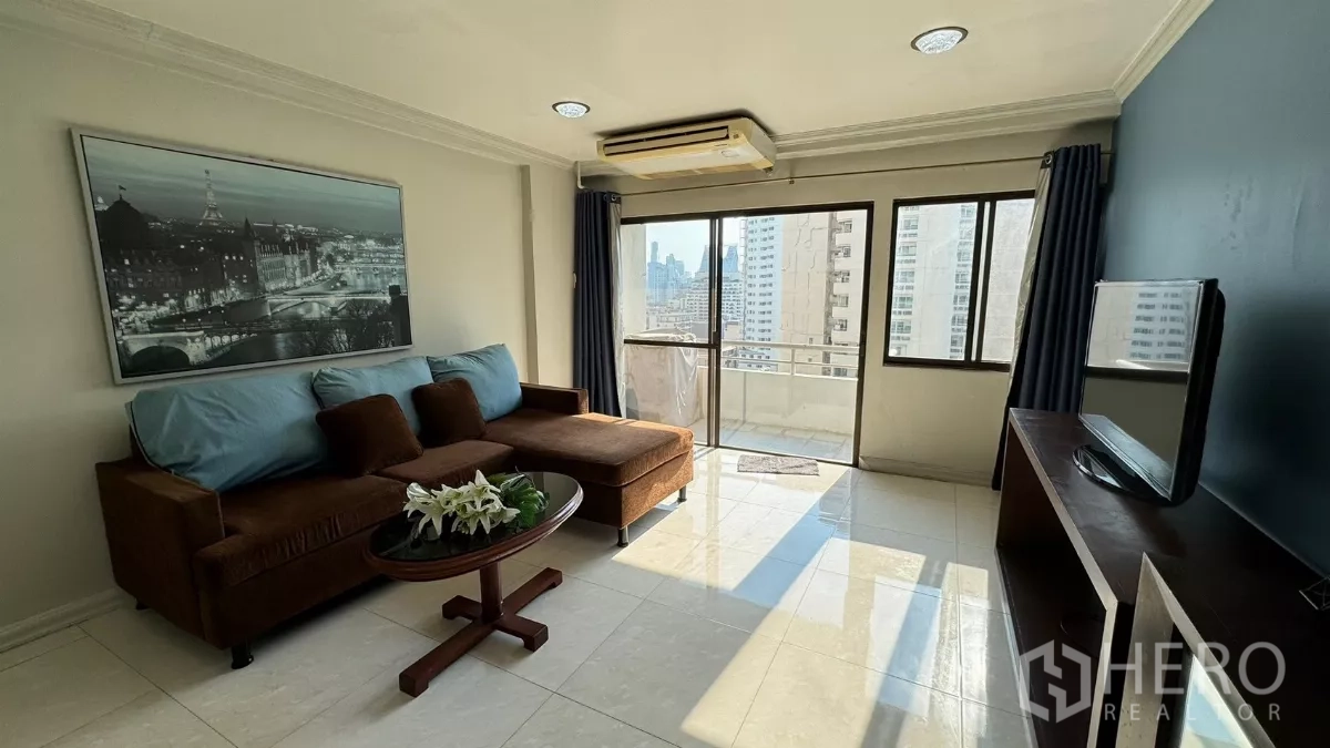 公寓 出租在Khlong Toei, Bangkok - 阳光充沛的客厅，转角沙发靠近推拉门