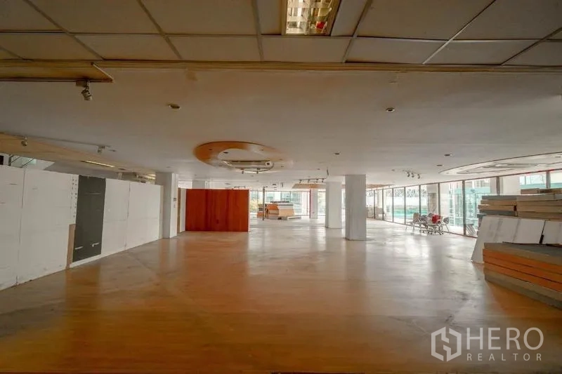 Retail Space for rent in Watthana, Bangkok - Large retail floor with circular ceiling detail, timber flooring and wraparound glazing.