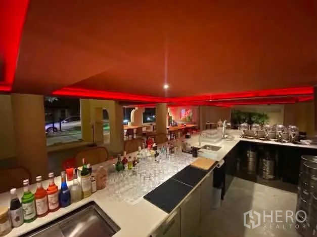 零售空间 出租在Sathon, Bangkok - 设备齐全的吧台，摆放玻璃杯与糖浆，面向用餐区。