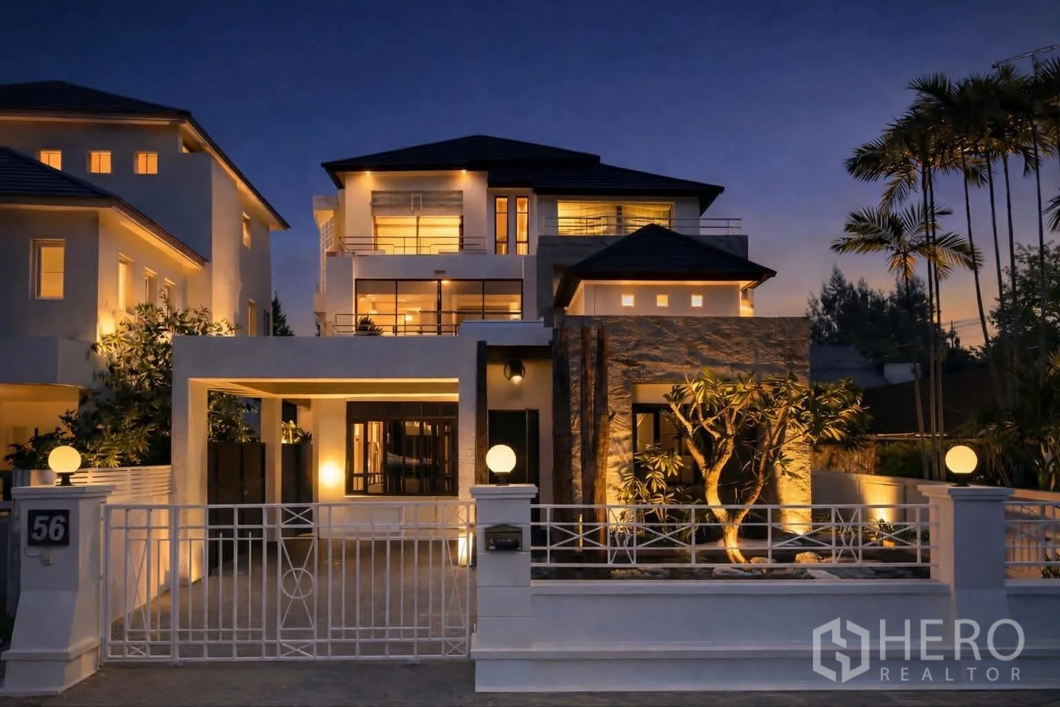 บ้านเดี่ยว for rent in Suan Luang, Bangkok - ภาพภายนอกบ้านยามค่ำ พร้อมแสงไฟสวยงามและประตูรั้วทางรถเข้า