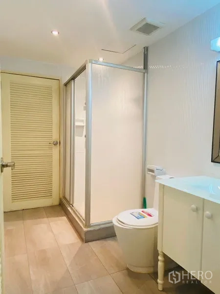 คอนโด ให้เช่าในWatthana, Bangkok - ห้องน้ำสว่างมีอ่างล้างหน้า ตู้ shower กระจก และกระเบื้องโทนกลาง