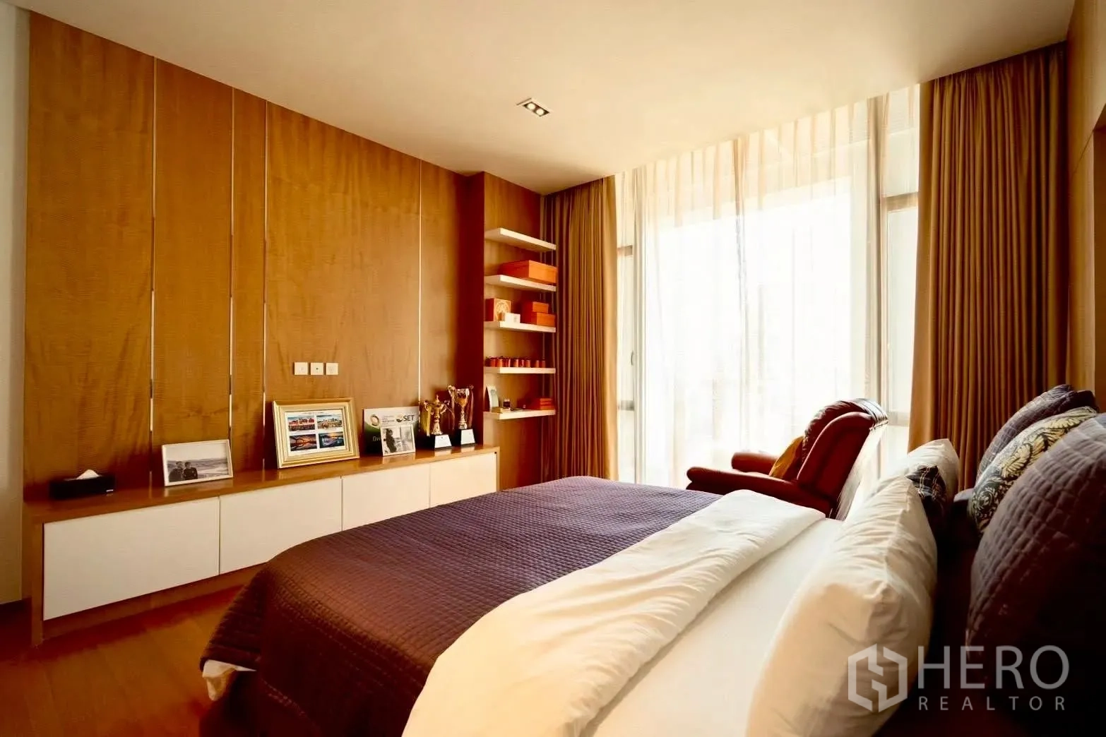 公寓 for sale in Sathon, Bangkok - 明亮卧室带大窗与置物架，木地板温暖。