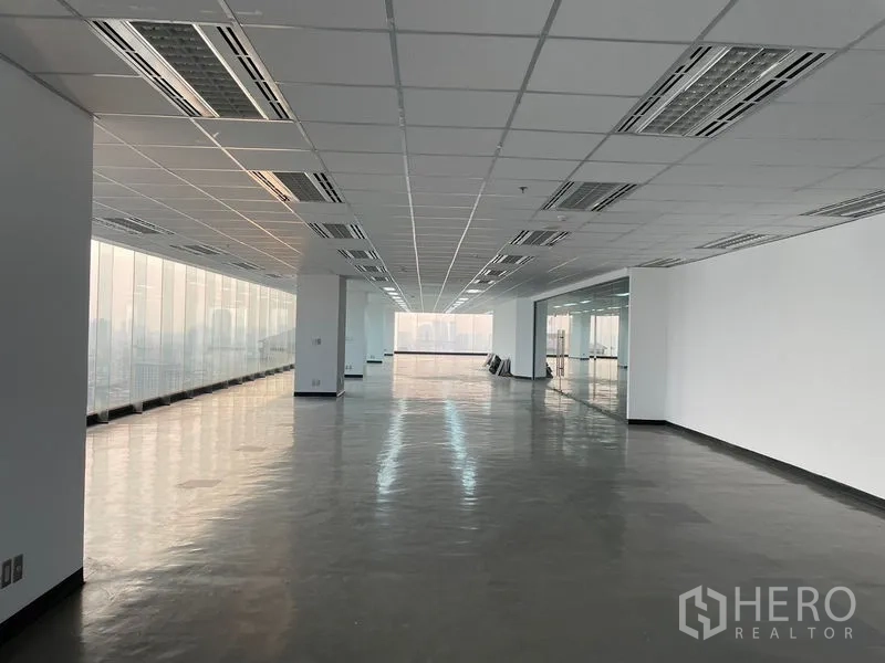 Office Space for rent in Din Daeng, Bangkok - Long open office with floor boxes, ceiling AC diffusers, and city-facing glazing.