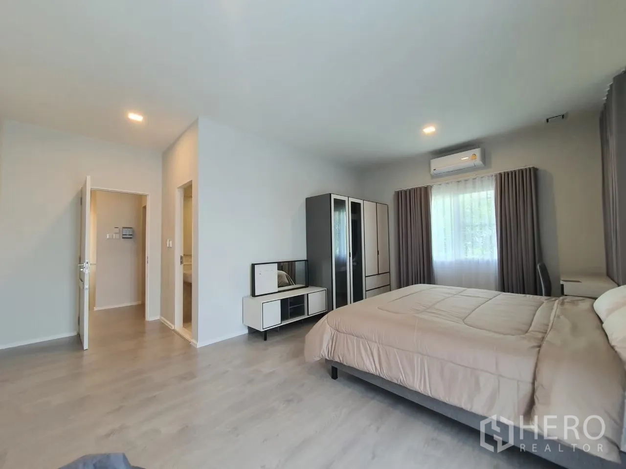 独立式住宅 出租在Prawet, Bangkok - 次卧另一角度，显示衣柜与套卫入口。