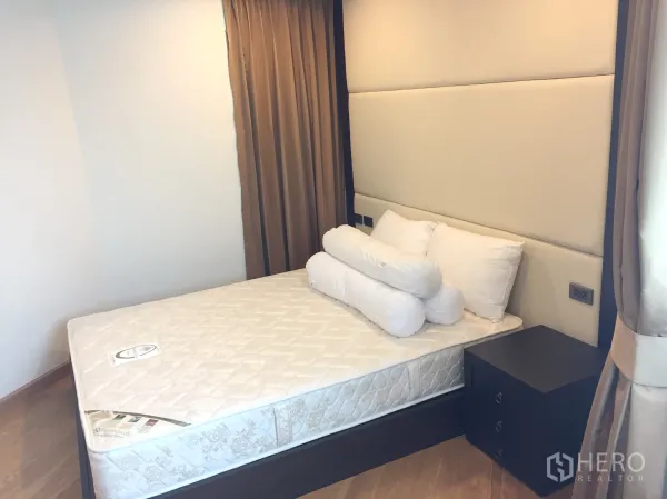 คอนโด ให้เช่าในSathon, Bangkok - ห้องนอนอบอุ่น มีหัวเตียงบุผ้า โต๊ะข้างเตียง และผ้าม่านทึบแสง