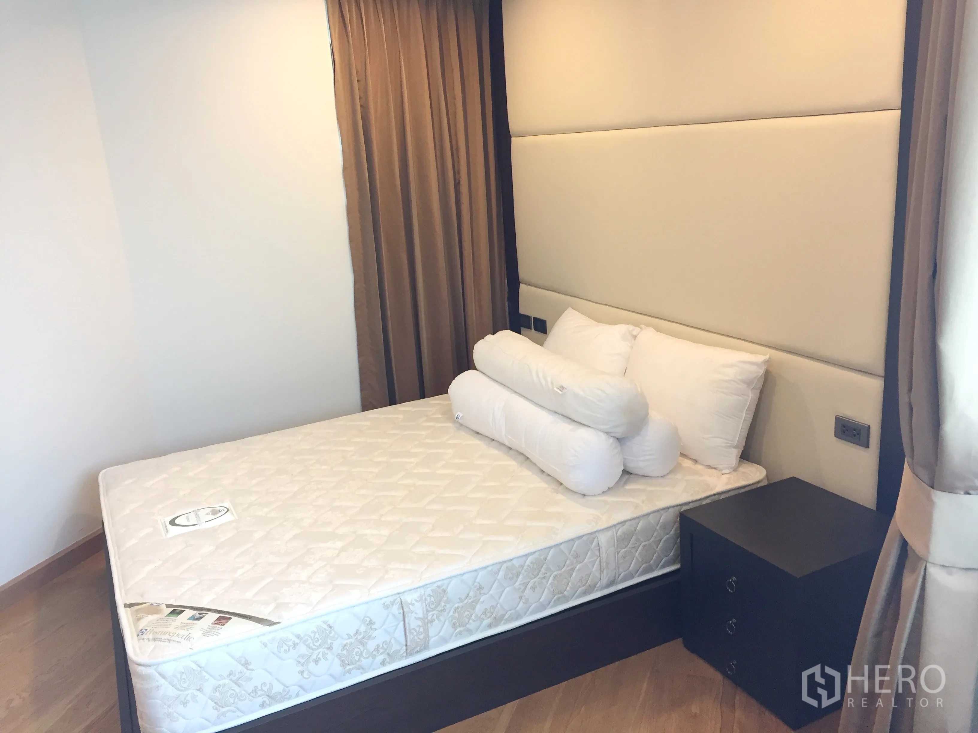 คอนโด ให้เช่าในSathon, Bangkok - ห้องนอนอบอุ่น มีหัวเตียงบุผ้า โต๊ะข้างเตียง และผ้าม่านทึบแสง