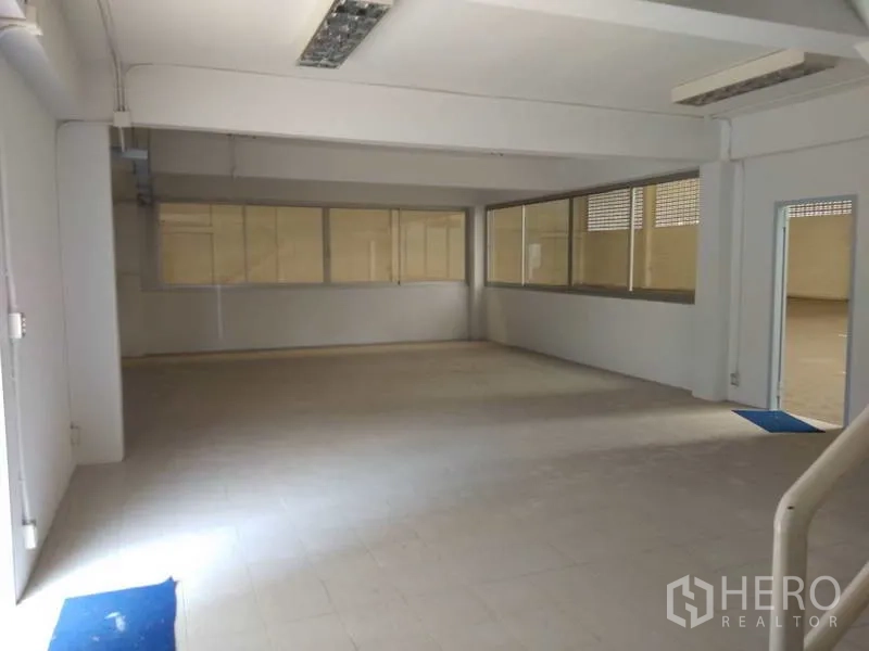 货栈 出租在Bang Phli, Samut Prakan - 一层办公室/工作区，玻璃隔断面向主仓库。