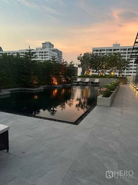 คอนโด ขายในWatthana, Bangkok - สระว่ายน้ำชั้นบนพร้อมพื้นที่นอนอาบแดดและวิวเมืองยามพระอาทิตย์ตก