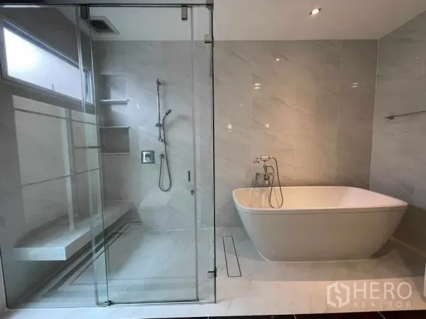 บ้าน ให้เช่าในBang Khen, Bangkok - ห้องน้ำหรู ฝักบัวกระจกไร้กรอบพร้อมที่นั่ง และอ่างอาบน้ำลอยตัว