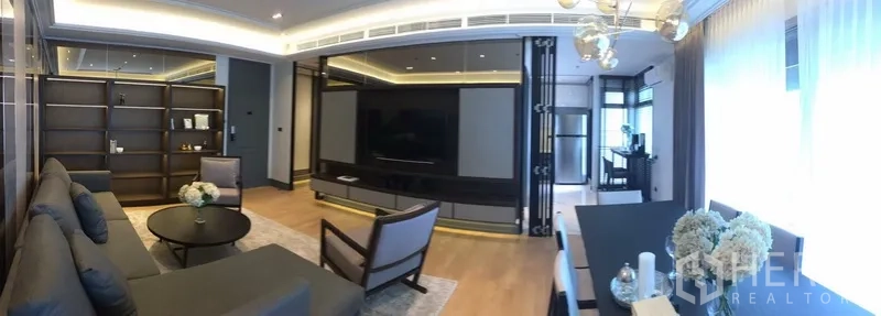 公寓 出租在Watthana, Bangkok - 开放式客餐厅全景，大型电视墙与明亮窗户。
