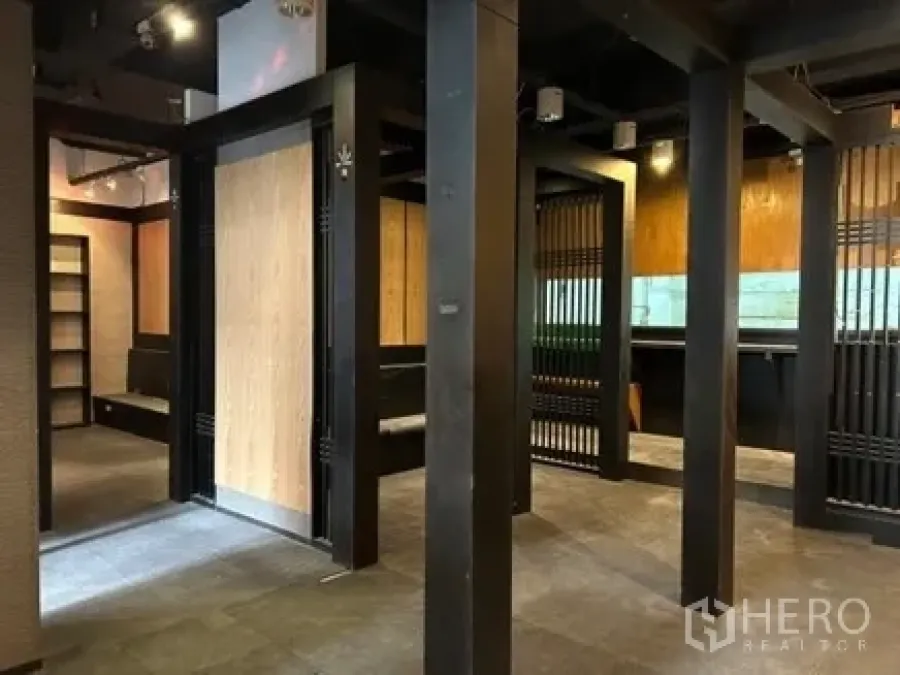 零售空间 出租在Bang Rak, Bangkok - 分隔成包厢式的零售空间，木质点缀与顶灯，适合快速装修。