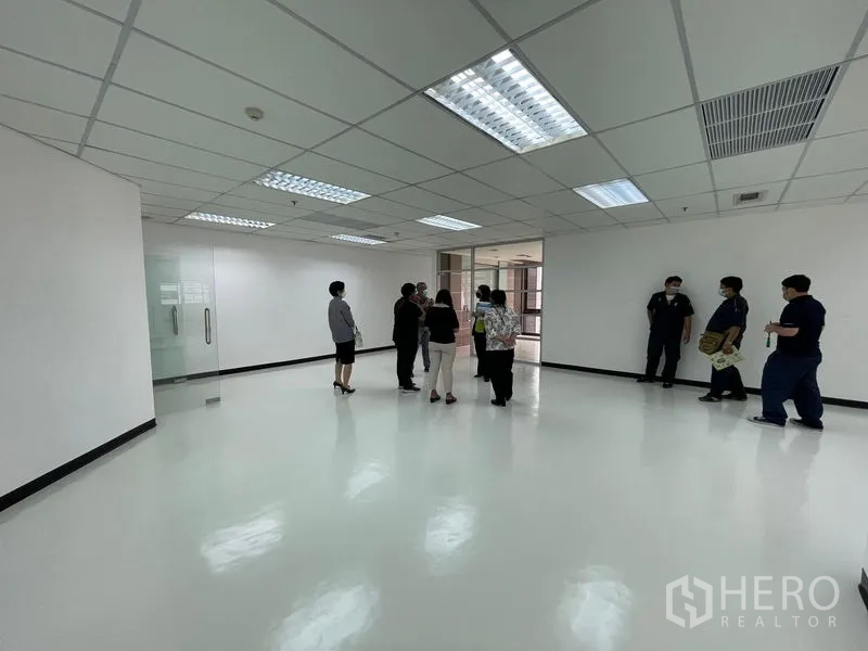 办公空间 出租在Bang Rak, Bangkok - 宽敞的空置办公区，亮面地坪与玻璃入口