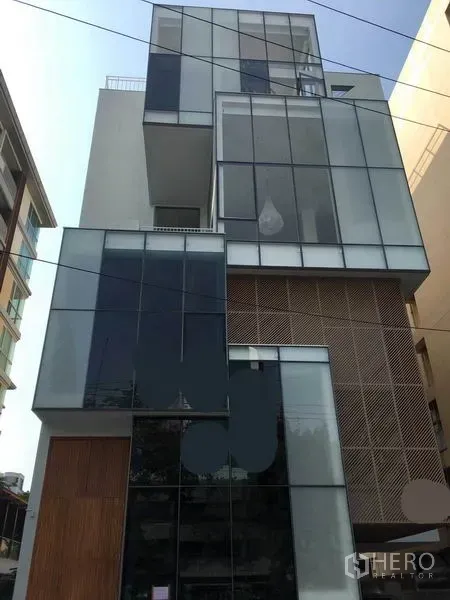 Home Office for rent in Phaya Thai, Bangkok - Street view of contemporary glass-and-wood box façade home office building in Phaya Thai, Bangkok.