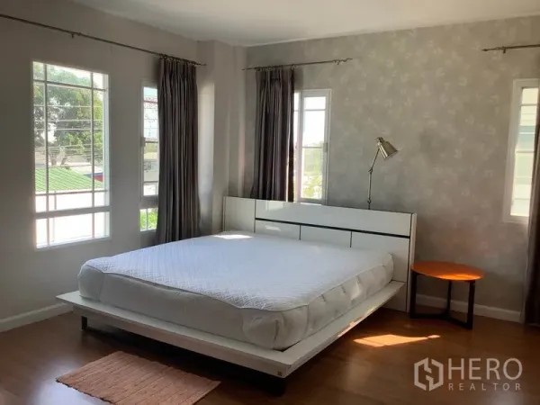 Detached House for rent in Bang Kapi, Bangkok - Corner master bedroom with large windows, wood flooring and abundant natural light.