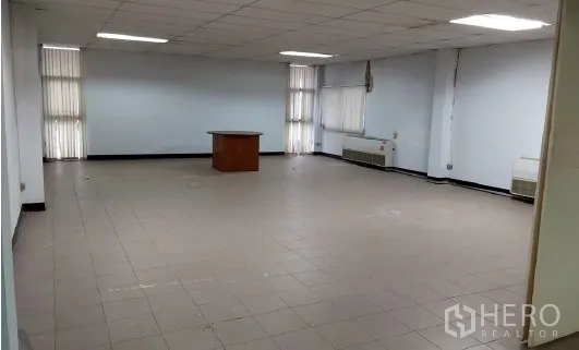 工厂 出售在Bang Phli, Samut Prakan - 空置瓷砖办公室，带窗户与日光灯。