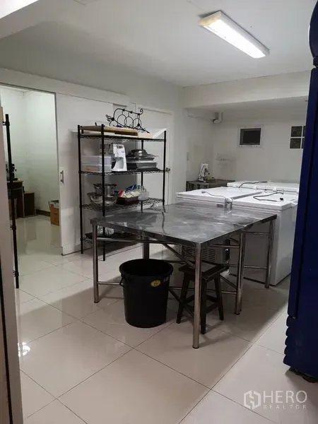Retail Space for rent in Khlong Toei, Bangkok - Back-of-house stainless preparation room with shelving and equipment.