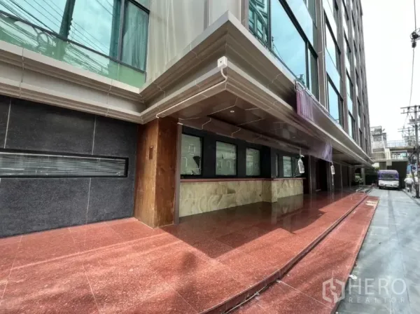 Retail Space for rent in Khlong Toei, Bangkok - Corner retail exterior with long canopy, display windows and wide pavement.