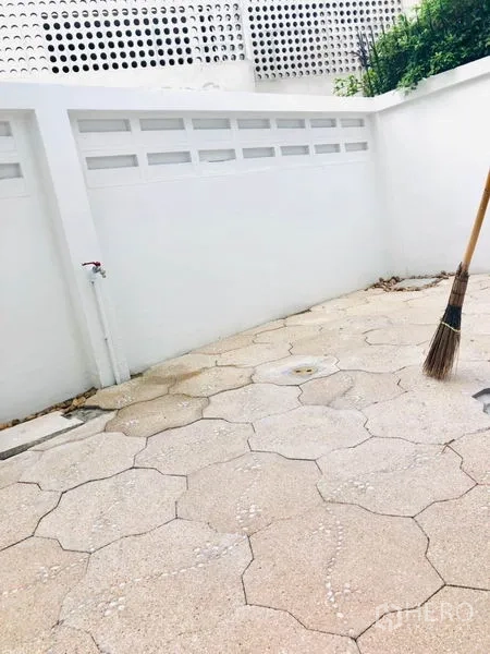 带办公室的家 出租在Khlong Toei, Bangkok - 私密铺装小庭院，四周白色围墙与室外水龙头。