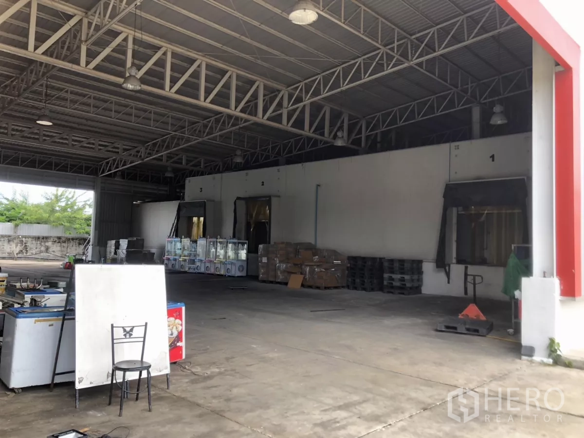 Factory for rent in Mueang Samut Prakan, Samut Prakan - Closer view of insulated cold rooms with dock shelters and pallets