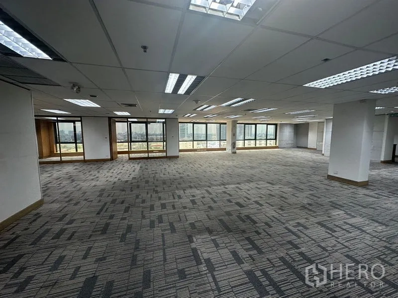 办公空间 出租在Khlong Toei, Bangkok - 开放办公区，玻璃门通阳台，城市景观