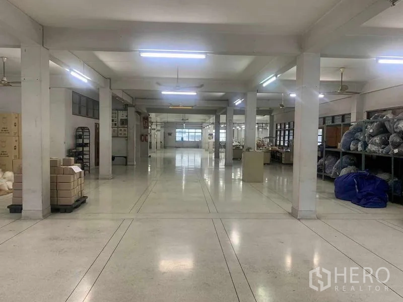 Office Space for rent in Khlong San, Bangkok - Spacious open-plan office floor with columns, bright fluorescent lighting and storage racks.