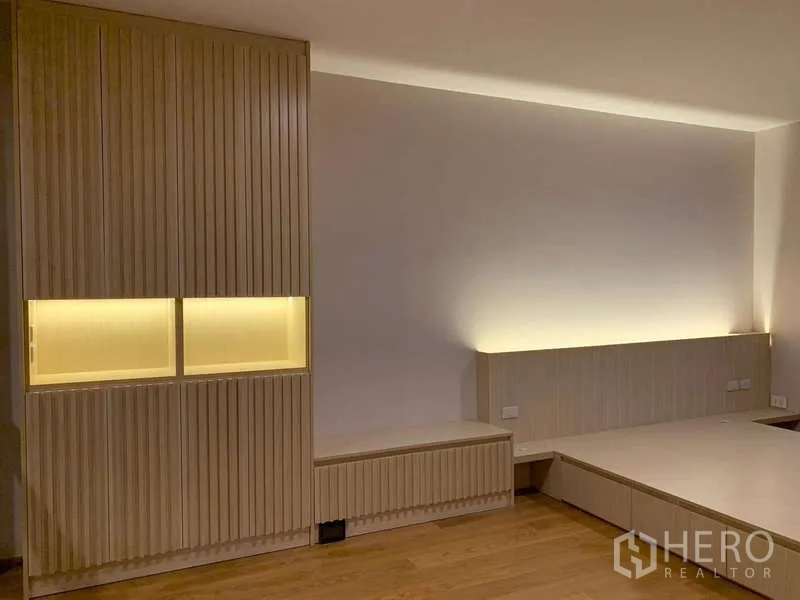 Townhouse for rent or sale in Saphan Sung, Bangkok - Bedroom feature wall with cove lighting, built-in cabinet and platform base.