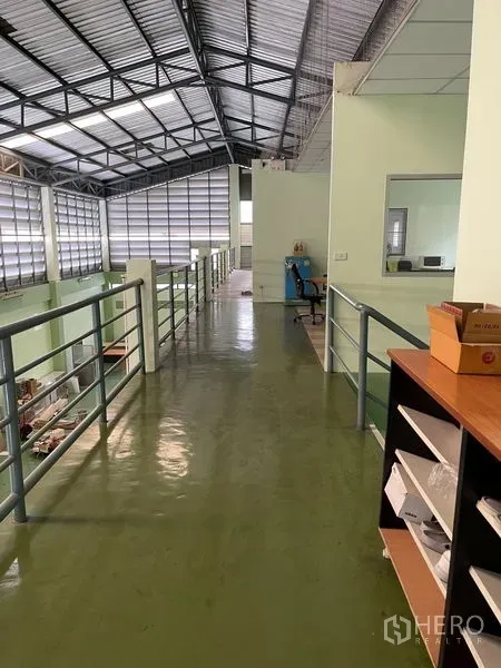 Warehouse for rent in Khan Na Yao, Bangkok - Mezzanine walkway with metal railings overlooking the main production floor.