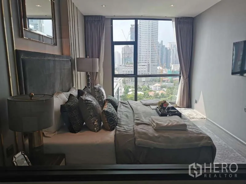 公寓 出租或出售在Watthana, Bangkok - 卧室落地窗，眺望Ekkamai天际线