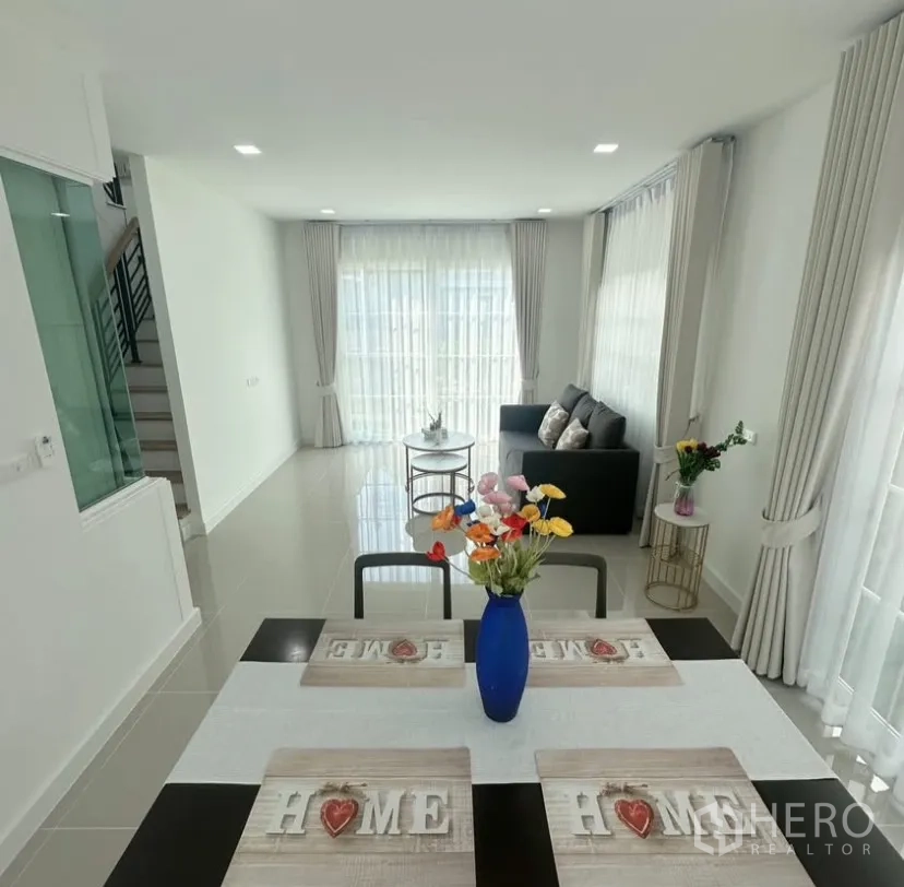 บ้าน ให้เช่าในMueang Samut Prakan, Samut Prakan - โถงนั่งเล่น–ทานอาหารแบบเปิดโล่ง กระจกเต็มบานและบันไดภายใน