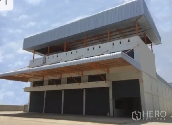 คลังสินค้า ให้เช่าในBang Phli, Samut Prakan - โกดังสมัยใหม่ ด้านหน้าเป็นประตูม้วนหลายช่อง พร้อมกันสาดลานขนถ่ายกว้าง ที่บางพลี