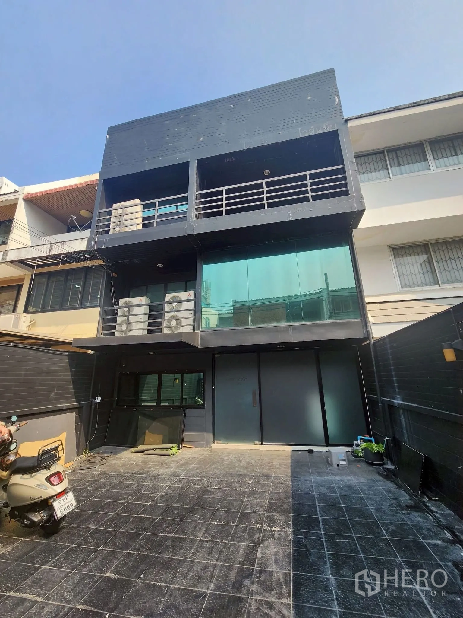 家庭办公室 for rent in Khlong Toei, Bangkok - 三层家庭式办公室外立面，深色立面与大面积玻璃，前院私家停车位。