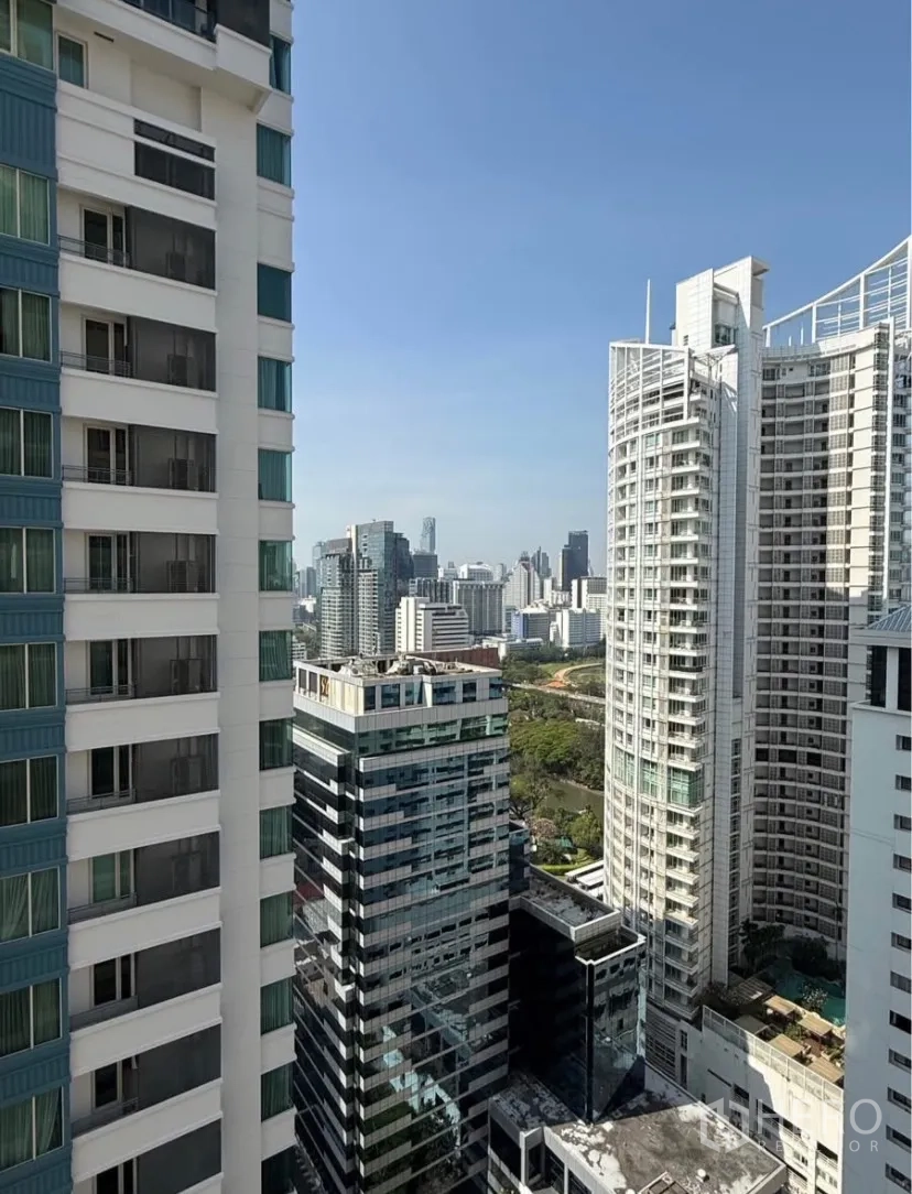 公寓 for rent in Pathum Wan, Bangkok - 高楼城市景观，可见多栋现代高层建筑。