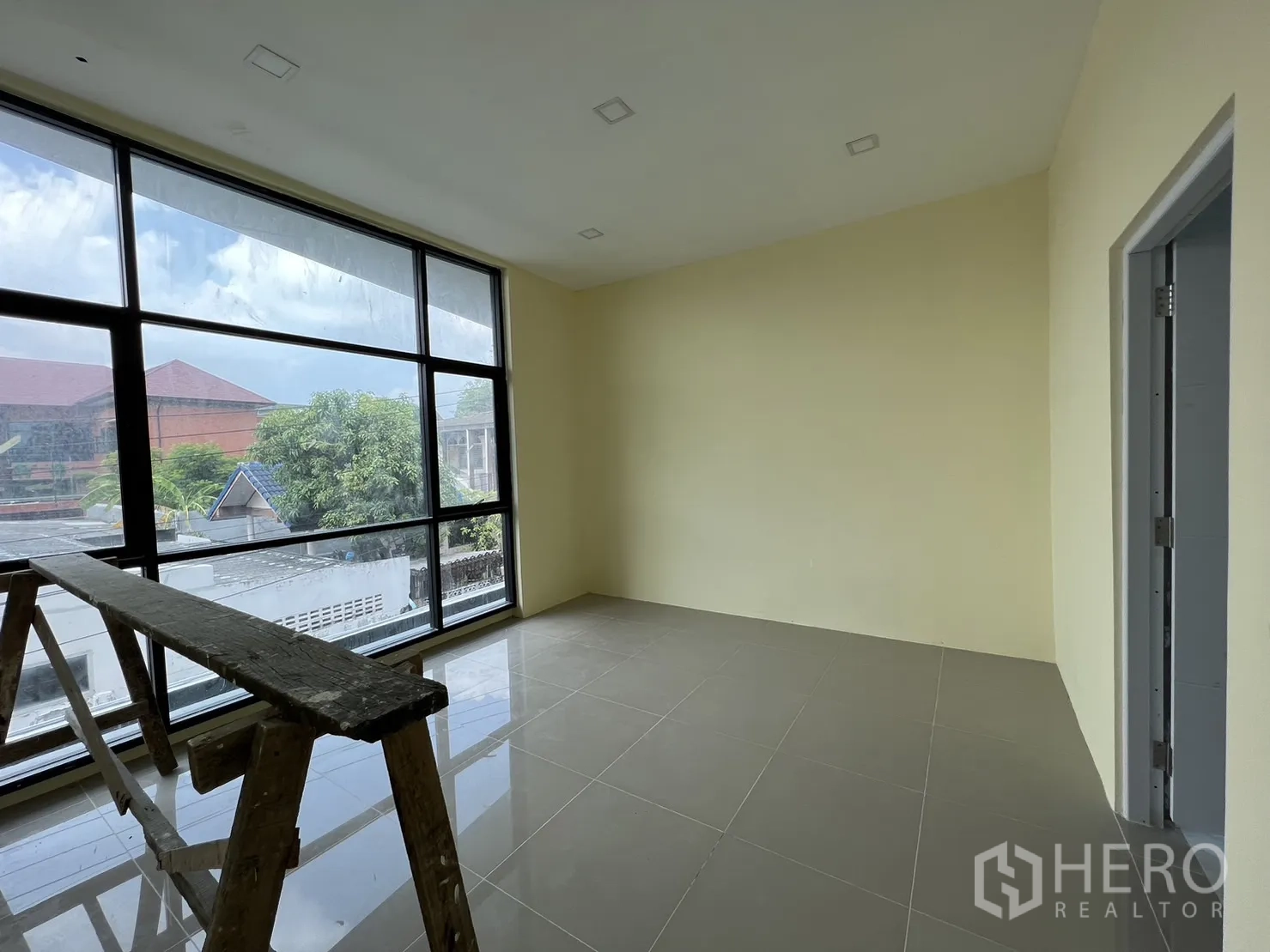 Detached House for rent or sale in Phra Khanong, Bangkok - Sunlit room with floor-to-ceiling window during finishing stage.