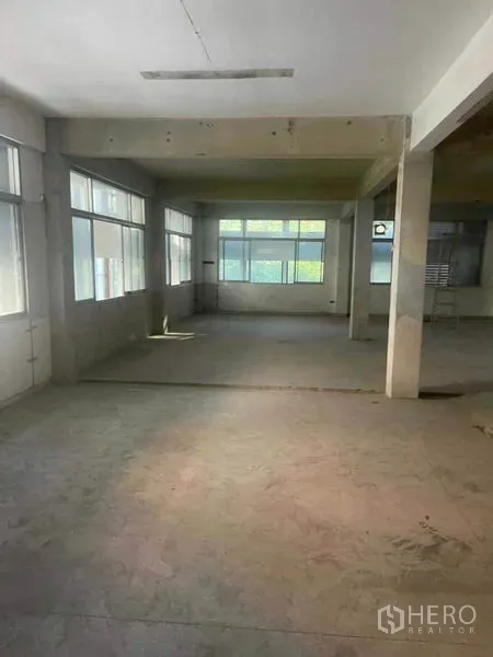 带办公室的家 出租在Watthana, Bangkok - 未装修的开放式楼层，大面积窗户与混凝土柱，采光充足。