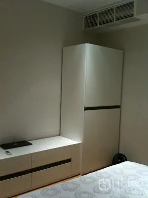 Condominium for rent or sale in Khlong Toei, Bangkok - Bedroom corner with built-in cabinet, console, and concealed air vent.