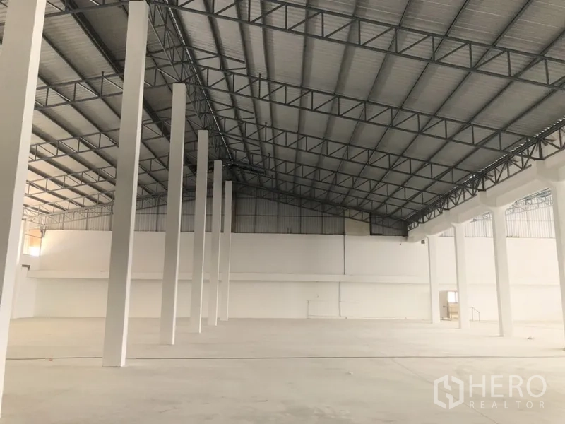 คลังสินค้า ให้เช่าในNonthaburi - ฮอลล์โกดังสว่าง หลังคาเมทัลชีททรงจั่ว คานเหล็ก และเสาสูงรองรับการจัดวางสินค้า