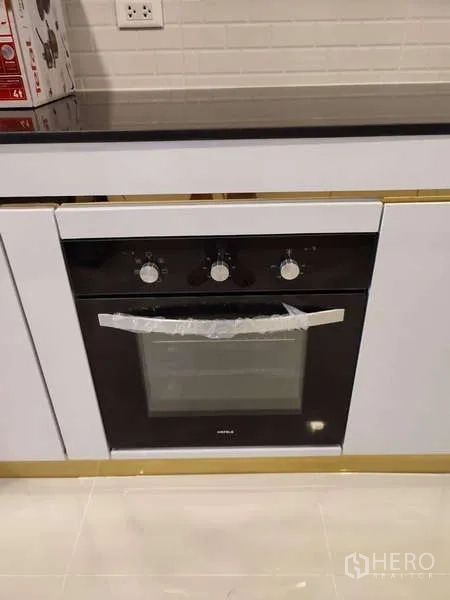 Detached House for rent in Bang Phli, Samut Prakan - Built-in electric oven set within white-and-gold kitchen cabinetry.
