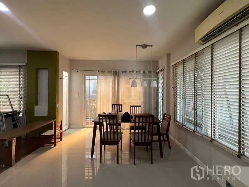 Detached House for rent in Bang Kapi, Bangkok - Dining area with large windows, pendant lighting and sliding door to the terrace.