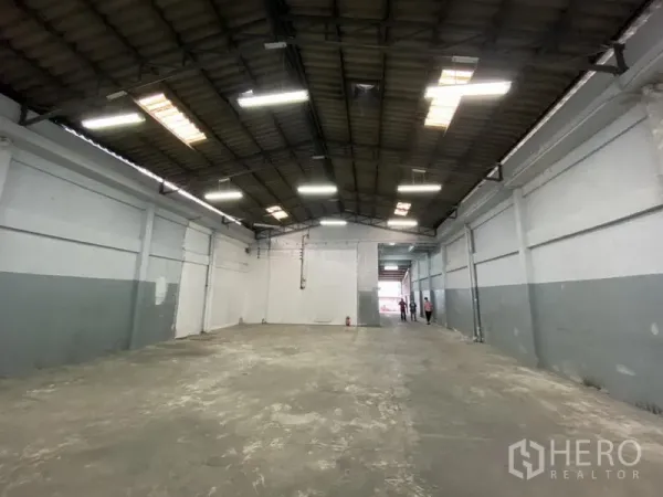 คลังสินค้า ให้เช่าในBang Phli, Samut Prakan - พื้นที่โกดังโล่ง พื้นคอนกรีตเรียบ มีสกายไลท์และช่วงเสากว้าง