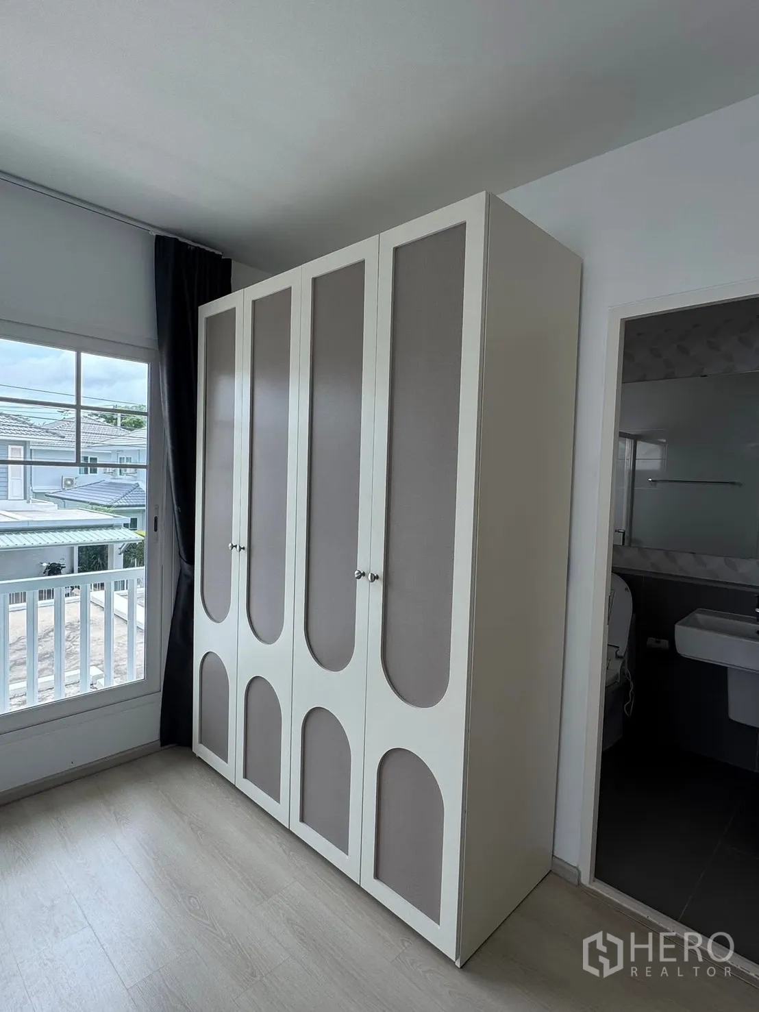 Detached House for rent in Bang Phli, Samut Prakan - Tall wardrobe beside a doorway leading to the bathroom.