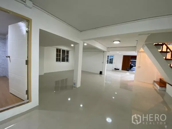 บ้าน ให้เช่าในBang Na, Bangkok - ชั้นล่างแบบโอเพ่นสเปซ ปูพื้นกระเบื้องเงา มีหน้าต่างและบันไดขึ้นชั้นบน