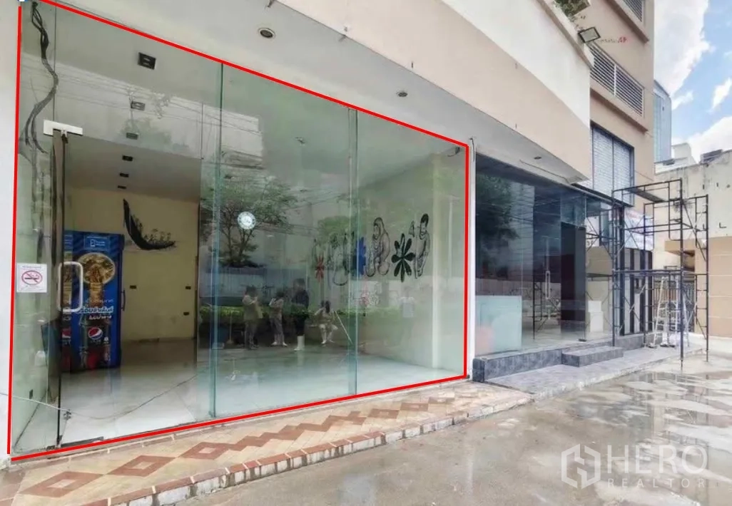 零售空间 for rent in Khlong Toei, Bangkok - 商铺高玻璃立面与相邻建筑外观及前方铺装区域。