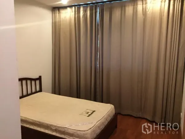 公寓 出租或出售在Khlong Toei, Bangkok - 次卧配床、木质床头与落地窗帘。