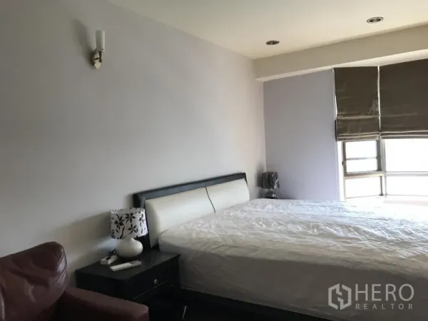 公寓 出租在Watthana, Bangkok - 主卧配特大床、床头柜和窗帘百叶，采光充足。