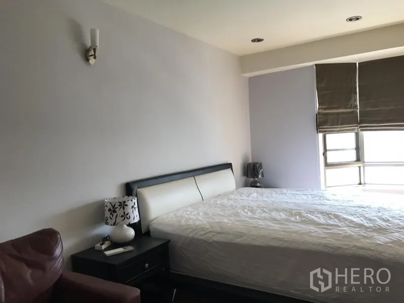 公寓 出租在Watthana, Bangkok - 主卧配特大床、床头柜和窗帘百叶，采光充足。