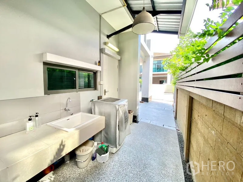 独立式住宅 出租在Prawet, Bangkok - 室外带顶棚的洗衣区，水槽与侧边走道