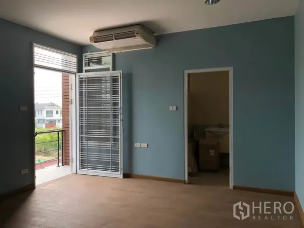 บ้าน ขายในBang Khen, Bangkok - ห้องนอนชั้นบน พื้นไม้ เครื่องปรับอากาศ ประตูกระจกออกระเบียง และทางเข้าห้องน้ำในตัว