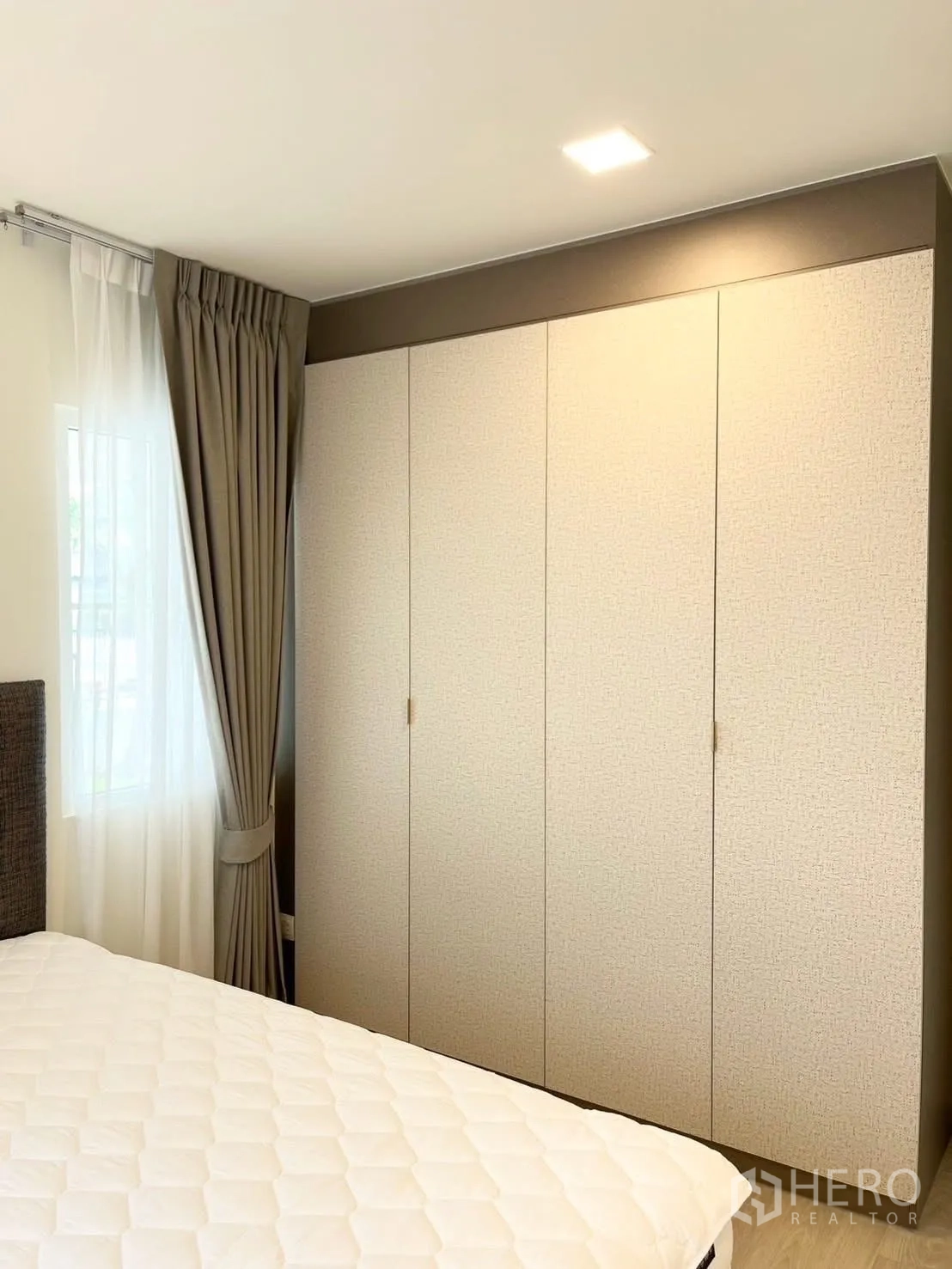 บ้านเดี่ยว for rent in Bang Phli, Samut Prakan - ห้องนอนอบอุ่นพร้อมตู้เสื้อผ้าบิวท์อินขนาดใหญ่และผ้าม่านโทนอ่อน.